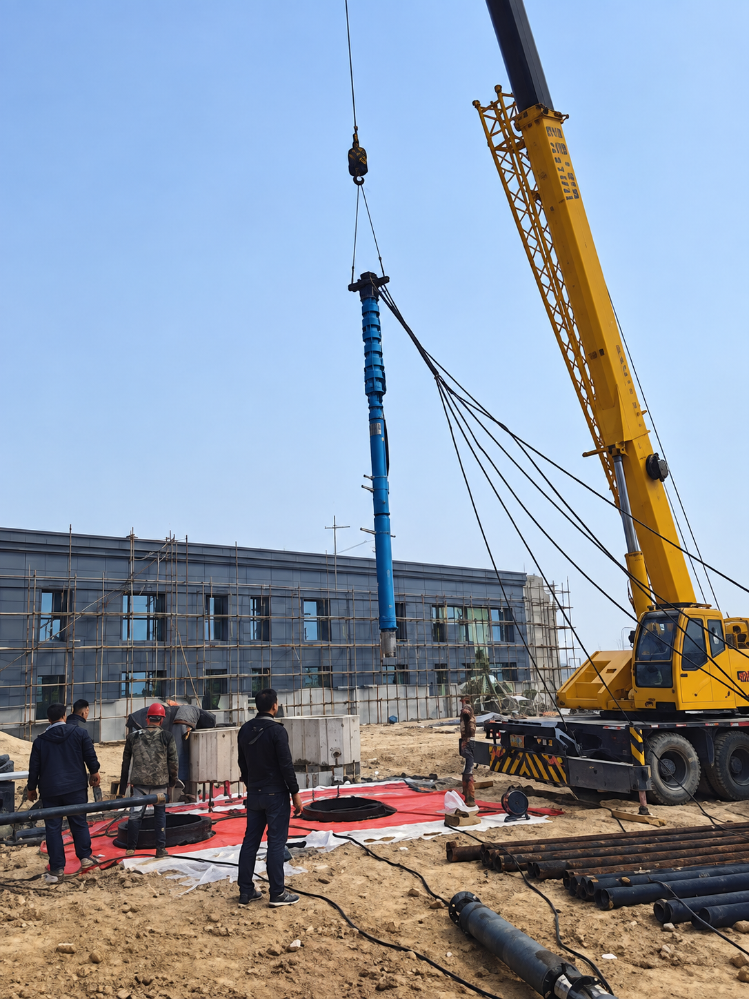 Well pump lifting and wellhead installation at the Yuncheng geothermal project. Images based on Ganquan’s published project photographs.