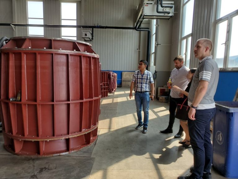 Overseas buyers evaluating pumps at the Ganquan factory